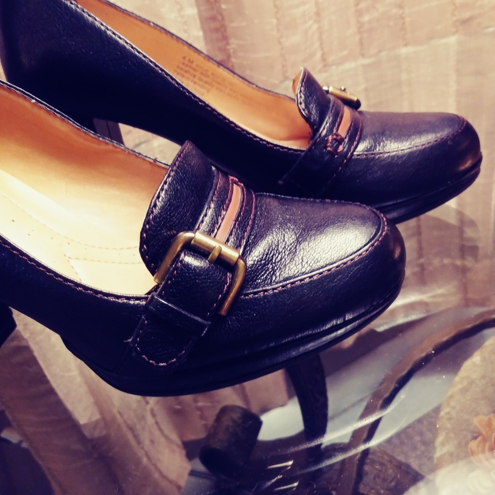 Naturalized Size 4M Black Pumps - Picture 3 of 10